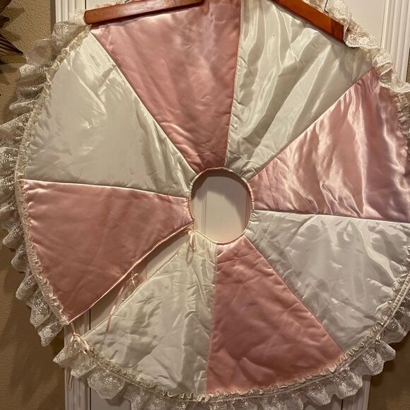 Tree Skirt Vintage Pink and White Satin with a Lace Border 40 inches Round - Picture 4 of 16